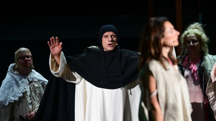 Richy Müller (m.) als Claude Frollo in einer Szene von «Notre Dame» in Bad Hersfeld. Foto: Uwe Zucchi/dpa