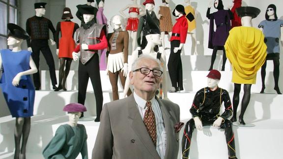 ARCHIV - Pierre Cardin präsentierte 2005 seine Ausstellung "Design und Mode 1950- 2005" in der Akademie der Künste in Wien. Foto: Ronald Zak/AP/dpa