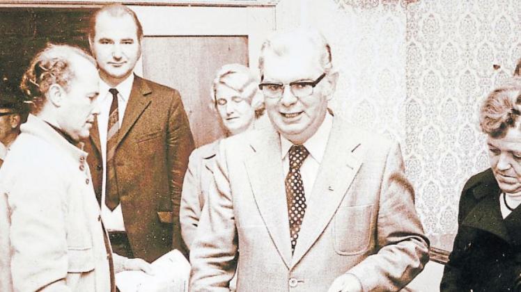 Albert Klusmann (Mitte), Landtagsabgeordneter und ab 1972 Landrat im Kreis Oldenburg, war der letzte Bürgermeister der Gemeinde Hasbergen. Dem letzten Rat gehörte auch Heinz-Peter Häger (2. v. l.) an, der ab 1975 bis 2021 dann dem Rat der Gemeinde Ganderkesee angehörte. 