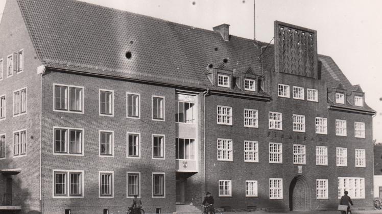 Amtsgebäude am Delmenhorster Bismarckplatz in den 50er Jahren: Das Finanzamt (rechts) hatte 1954 Zuwachs in Gestalt des Anbaus für das Zollamt erhalten.