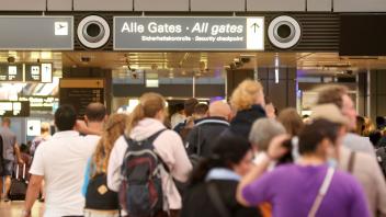 Reisende vor der Sicherheitskontrolle am Hamburger Flughafen. Das befürchtete Chaos blieb aus. Foto: Bodo Marks/dpa