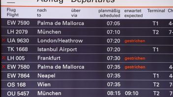 Gestrichene Flüge sind auf einer Anzeigetafel am Hamburger Flughafen zu sehen. Foto: Bodo Marks/dpa