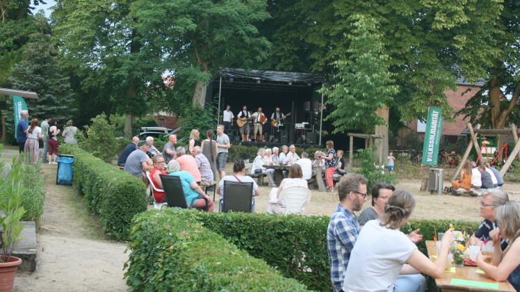 Mehr als 200 Besucher genossen in Ludwigslust das Mittsommerfest der Volkssolidarität mit viel Live-Musik.