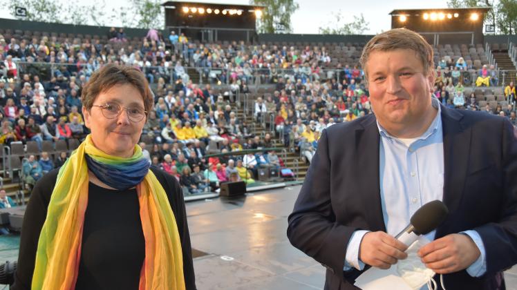 Sie begrüßen die Gäste zur Premiere: Monika Heinold als stellvertretende Ministerpräsidentin und Festspiele-Chef Falk Herzog freuen sich auf gute Unterhaltung mit Tiefgang.