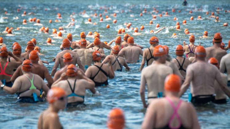 dpatopbilder - Beim 57. Internationalen Sundschwimmen starten auf der Insel Rügen rund 1000 Teilnehmer in die Fluten des Strelasunds. Foto: Stefan Sauer/dpa