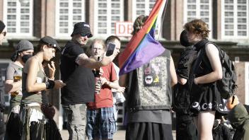 Anarchisten-Demo auf Sylt wird zum Spaziergang.