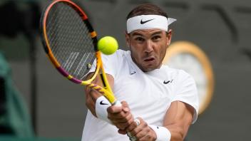 Hat gegen den Italiener Lorenzo Sonego seine souveränste Leistung in Wimbledon gezeigt: Rafael Nadal in Aktion. Foto: Alastair Grant/AP/dpa