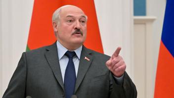 ARCHIV - Der Präsident von Belarus, Alexander Lukaschenko, während eines Besuchs im Kreml im Februar. Foto: Sergei Guneyev/Pool Sputnik Kremlin/AP/dpa