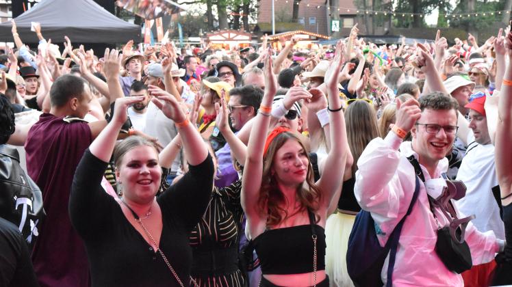 Nach zwei Jahren Pause ist kein Halten mehr: „Die Hände in die Höhe“ hieß es immer wieder bei der Open-Air-Party im Stadion.
