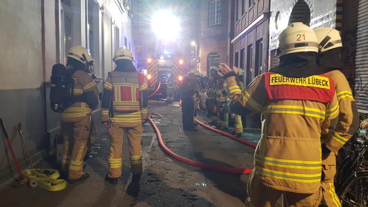 Die Einsatzkräfte der Feuerwehr konnten in Lübeck nicht alle Menschen lebend aus den Flammen bergen.