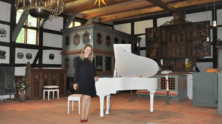 Die international bekannte Pianistin Christiane Klonz freut sich über den Beifall in der schönen Dorfkirche von Stuer.