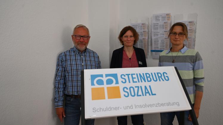Ziehen an einem Strang: (v. l.) Christoph Feige und Vanessa Trampe-Kieslich von Steinburg Sozial und Ellen Gahtow von der Kreisverwaltung.