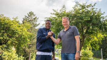 Probespieler Frederic Ananou (links, mit Sportvorstand Martin Pieckenhagen) konnte in den vergangenen Wochen mit guten Leistungen beim FC Hansa überzeugen und hat nun einen Einjahresvertrag beim Koggenclub unterschrieben.