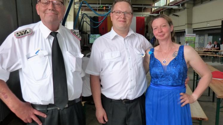 Der dienstälteste Kamerad Jürgen Stürck, Wehrführer Michael Hahnke und seine Frau Jessica Fritz feierten beim Ball das 151-jährige Bestehen der Freiwilligen Feuerwehr Mitte.