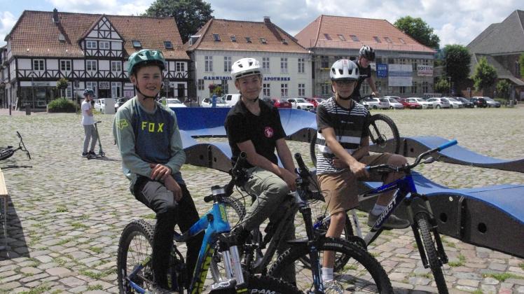 Als Mountainbike-Fans sind Levin Suhr (von links), Nando Ruf und Mika Scheu mit den Pumptrack auf dem Paradeplatz zufrieden.  