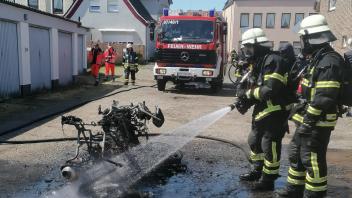 Von der Maschine konnte die Feuerwehr Wilster nichts retten.