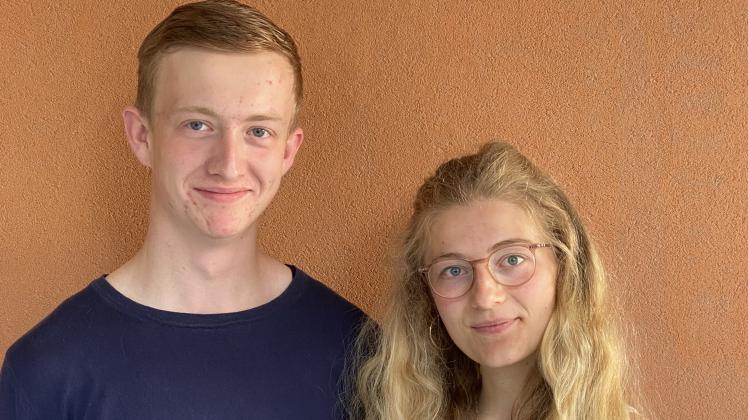 Lucia Arendt aus Itzehoe (1,1), und Jakob Behrens aus Neumünster (1,3) gehörten zu den besten Waldorf-Abiturienten in diesem Jahr.