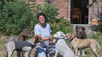 Dies ist Antje Krause-Neufeld mit Hunden auf ihrem Hof. Foto: Patrick Pleul/dpa