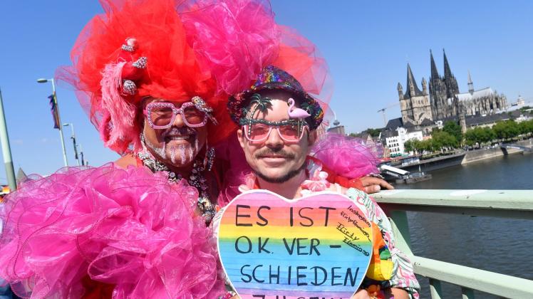 «Es ist ok, verschieden zu sein.» Das steht auf diesem Schild. Und genau darum ging es bei der CSD-Demonstration in Köln. Foto: Roberto Pfeil/dpa