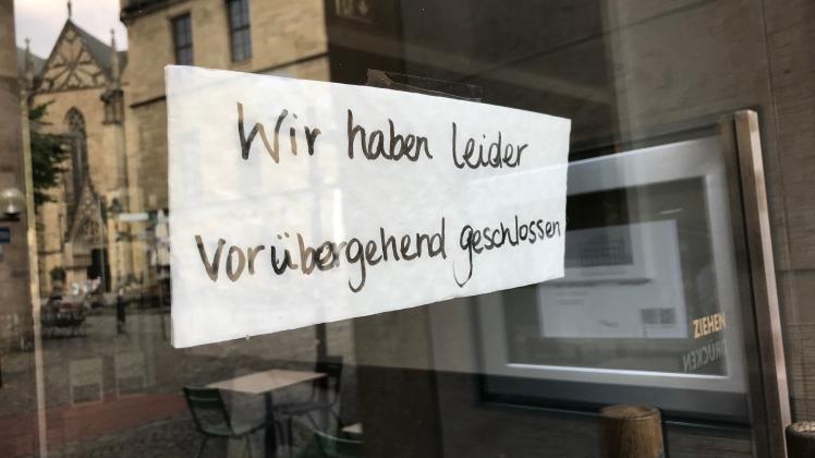 Im Café Leysieffer informiert ein Aushang die Kunden über eine „vorübergehende Schließung“, 3.7.2022. // Insolvenz Leysieffer