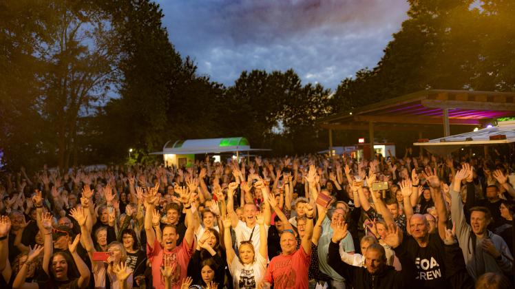 Allein am zweiten Tag - Samstag, 2. Juli - feierten geschätzt 1100 Besucher auf Erwins Open Air eine Rock-Party. 