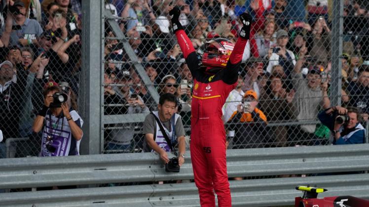 Carlos Sainz aus Spanien vom Team Ferrari feiert seinen Sieg. Foto: Matt Dunham/AP/dpa