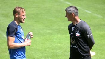 Hanno Behrens (links, mit Trainer Jens Härtel) kam im Sommer 2021 vom 1. FC Nürnberg nach Rostock. Der gebürtige Elmshorner entwickelte sich schnell zum Leistungsträger und Führungsspieler beim FC Hansa.