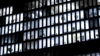 ARCHIV - Da brennt noch Licht: Ob ein Arbeitgeber Schichtbetrieb anordnen kann, hängt unter anderem von den Vereinbarungen im Arbeitsvertrag ab. Foto: Sven Hoppe/dpa/dpa-tmn