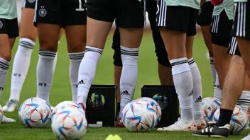 ARCHIV - Das Interesse an der Frauenfußball-EM in England hält sich insgesamt in Grenzen. Foto: Hendrik Schmidt/dpa