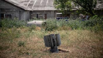 Überreste einer Rakete in der Nähe eines Bauernhofs im Dorf Majaky. Foto: Michal Burza/ZUMA Press Wire/dpa