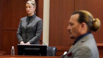 ARCHIV - Amber Heard (l.) und Johnny Depp im Gerichtssaal in Fairfax. Das Drama könnte weitergehen. Foto: Steve Helber/AP/dpa