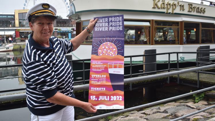 Pat Wunderlich vom Verein Uferfrauen hat Bootstour zum Vereinsgeburtstag auf der Käpp‘n Brass organisiert