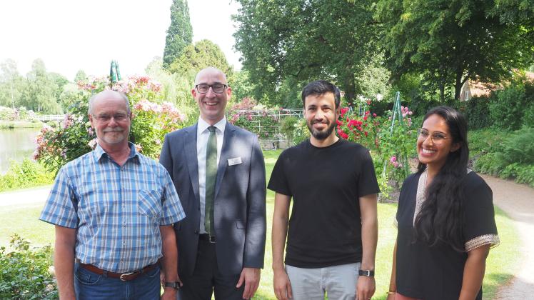 Uetersens neuer Behindertenbeauftragter Reinhard Kurowitsch (von links) wurde von Uetersens Bürgermeister Dirk Woschei (SPD) sowie den Rathausmitarbeitern Hasibullah Sharifi und Miriam Mahmood im Team willkommen geheißen.
