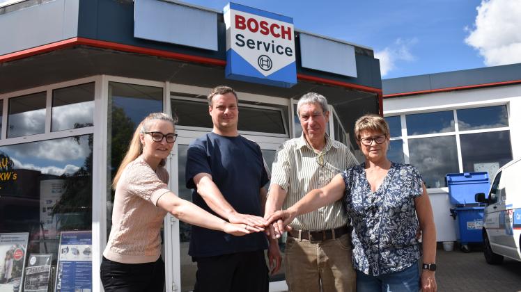 Stefanie, Mario, Jürgen und Ingelore Pawelzik stehen vor dem Eingang vom Bosch Service Pawelzik in Gadebusch.