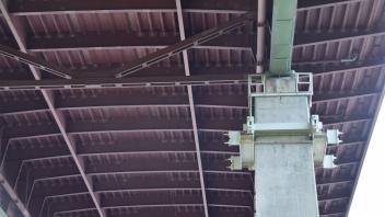 Die Rader Hochbrücke von unten: Neben den durch Stahlklammern verstärkten Betonpfeilern sind die länglichen Versteifungen im Brückenkörper zu sehen. Fachleute nennen sie auch Hohlrippen. 