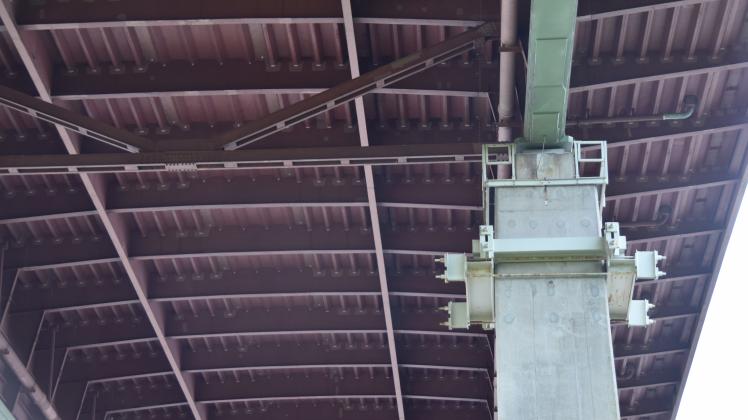 Die Rader Hochbrücke von unten: Neben den durch Stahlklammern verstärkten Betonpfeilern sind die länglichen Versteifungen im Brückenkörper zu sehen. Fachleute nennen sie auch Hohlrippen. 