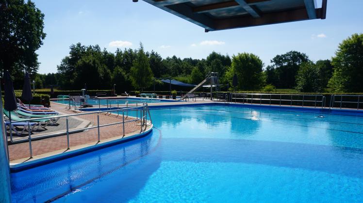 Ruhe vor dem Ansturm: Früh am Morgen ist es noch ruhig im Freibad in Fürstenau. Die Schwimmmeister freuen sich bereits auf zusätzliche Gäste aus Berge und Bippen, die kostenlos mit dem Badebus anreisen können.