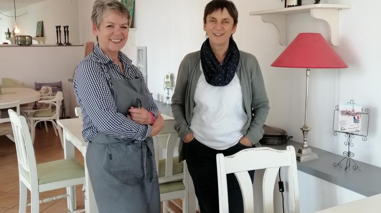 Wiebke Kiß und Martine Lestrat feiern mit Gästen den Französischen Nationalfeiertag mit Gästen auf ihre Art.