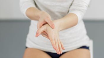 ILLUSTRATION - Die Handgelenke sind besonders anfällig für Sehnenscheidenentzündungen. Foto: Monique Wüstenhagen/dpa-tmn