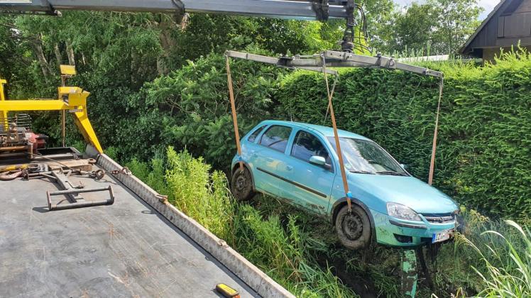 Ein älterer Opelcorsa landete in Neuedorf-Sachsenbande in einem tiefen Straßengraben und musste von einem Abschlepper geborgen werden.