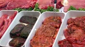 ARCHIV - Mitten in der Grillsaison geraten die Preise für Hackfleisch, Bratwurst und Steaks ins Rutschen. Foto: Oliver Berg/dpa