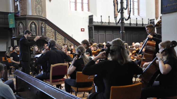 Axel Gliesche, der das Sinfonische Orchester seit zehn Jahren leitet,  dirigiert das Jubiläumskonzert in der Sankt-Jacobi-Kirche.