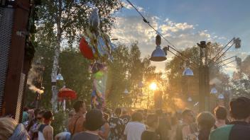 Das Closing der Tanzwüste, eine der 40 Bühnen auf dem Fusion Festival, ist bei Sonnenuntergang.