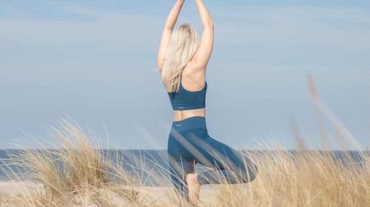 Auch Yogalehrerin Maxi Heller bietet diesen Sommer regelmäßig Yogastunden am Strand an. 