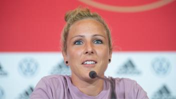 Wird im EM-Auftaktspiel der DFB-Frauen Kapitänin sein: Svenja Huth bei der Pressekonferenz. Foto: Sebastian Gollnow/dpa