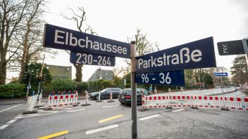 ARCHIV - Baustellen-Absperrungen sind auf der Kreuzung Elbchaussee und Parkstraße aufgestellt. Foto: Daniel Reinhardt/dpa/Archivbild