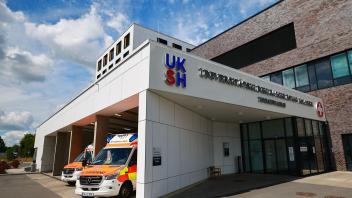 Rettungswagen stehen neben dem Eingang zur Notaufnahme des Universitätsklinikum (UKSH) in Lübeck. Foto: Christian Charisius/dpa