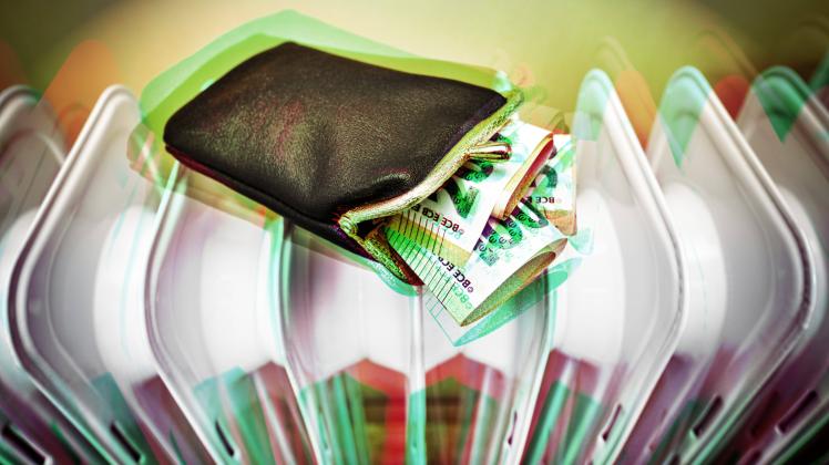 Geldbörse mit Geldscheinen auf Heizung, Symbolfoto steigende Heizkosten *** Purse with banknotes on heater, symbol photo