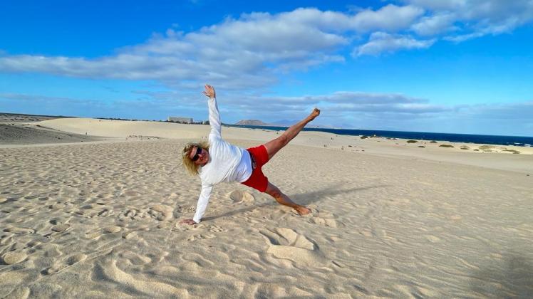 Yogalehrerin Petra Emus-Wegner aus Papendorf bietet diesen Sommer Open Air - Yogakurse am Warnemünder Strand an. 