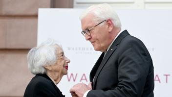 Bundespräsident Frank-Walter Steinmeier beglückwünscht die Preisträgerin Margot Friedländer. Foto: Britta Pedersen/dpa